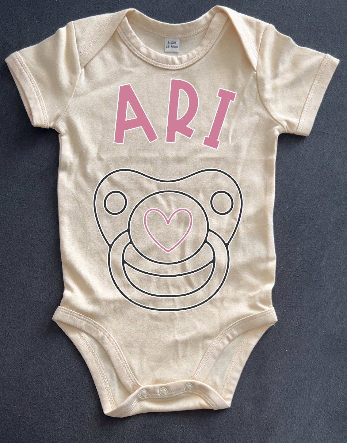 Personalisierte Erinnerungskiste mit Babybody – für die schönsten Momente